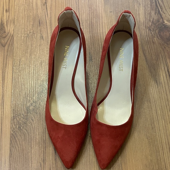 Nine west Kitten Heel Pumps Velvet Red Size 6 - Picture 3 of 6